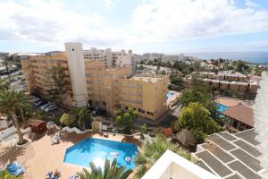 een luchtzicht op een stad met een zwembad bij Ponderosa Holiday Studio 701 in Playa de las Americas