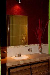 Hotel Miramar - La Paz في لاباز: حمام مع حوض ومرآة
