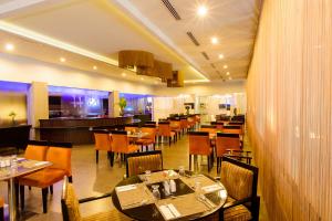 Ein Restaurant oder anderes Speiselokal in der Unterkunft Riande Aeropuerto Hotel Casino 