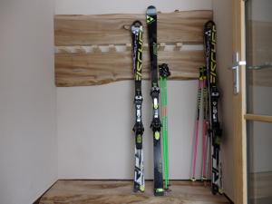 a bunch of skis are leaning against a wall at Sportlerhof in Grünau im Almtal