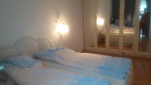 ミュンヘンにあるヴォーヌングのベッドルーム(鏡付きの白いベッド付)