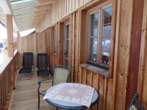 A seating area at Sportlerhof