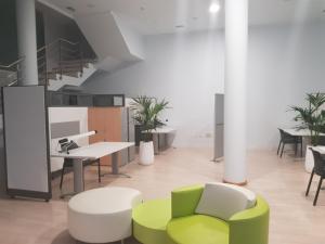 un bureau avec une chaise et des tables vertes et blanches dans l'établissement HC Luxe, à Vecindario