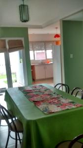 una mesa verde con sillas en una habitación en Departamentos R y R Azcuénaga, en Tandil