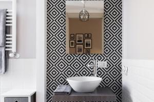 ミラノにあるFantoni Suiteの黒と白の模様の壁のバスルーム