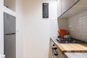 ミラノにあるFantoni Suiteのキッチン(コンロ付) 冷蔵庫の横にトップオーブン