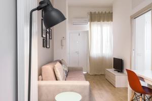 ein Wohnzimmer mit einem Sofa und einem Tisch in der Unterkunft Fantoni Suite in Mailand