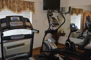 Fitness centrum a/nebo fitness zařízení v ubytování Super 8 by Wyndham Austin/Airport South