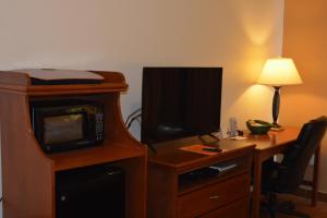 TV a/nebo společenská místnost v ubytování Super 8 by Wyndham Austin/Airport South