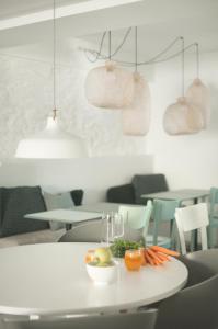 una mesa blanca con frutas y verduras encima en Tramuntana Hotel - Adults Only, en Cadaqués