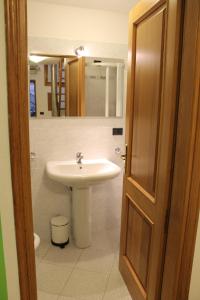 La salle de bains est pourvue d'un lavabo et d'un miroir. dans l'établissement Guardando le stelle, à Vernazza