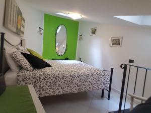 - une chambre avec un lit et un mur vert dans l'établissement Guardando le stelle, à Vernazza