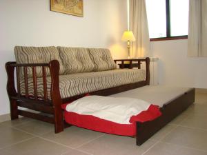 a couch and a bed in a living room at Apartamentos Cardinal Bariloche in San Carlos de Bariloche