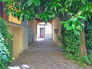 Une allée avec un arbre au milieu d'un bâtiment dans l'établissement Apartment La Bigatera, à Castelveccana