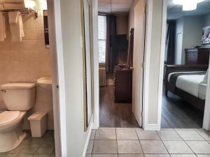 Et badeværelse på Cozy 2-Bedroom Apartment #25 by Amazing Property Rentals + 16 billeder