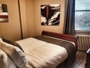 a bedroom with a bed and a window at Cozy 2-Bedroom Apartment #25 by Amazing Property Rentals in Gatineau
