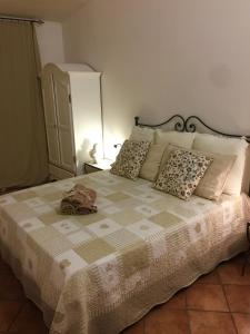 A bed or beds in a room at Podere Casa Bianca