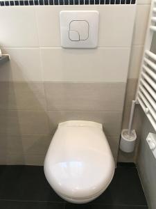 uma casa de banho com um WC branco numa cabina em Appartement Le Saint-Charles - Canebière em Marselha