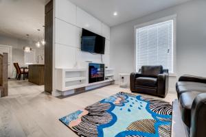 sala de estar con sofá y TV en Three-Bedroom House with Walk-in Closet #29 Sunalta Downtown, en Calgary