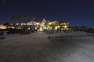 Un grupo de casas en la playa por la noche. en Residencial Cabo Verde Palace, en Santa Maria