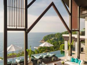 een uitzicht op de oceaan vanuit de lobby van een resort bij Villa Samira by Elite Havens in Kamala Beach