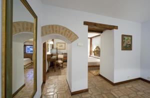 A television and/or entertainment centre at Parador de Plasencia