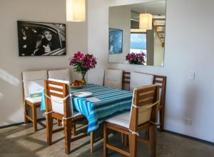 uma sala de jantar com mesa e cadeiras em Big Sky Nelson Luxury Eco B&B em Nelson