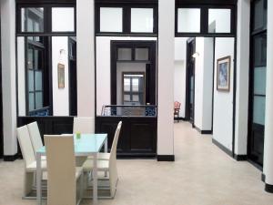 - une salle à manger avec une table et des chaises dans l'établissement Montevideo Chic Hostel, à Montevideo