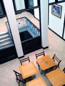 um quarto com mesas e cadeiras e uma escada em Montevideo Chic Hostel em Montevidéu