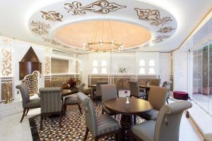 Un comedor con mesas y sillas y una lámpara de araña. en Ottoman Hotel Imperial-Special Category, en Estambul 72 fotos más