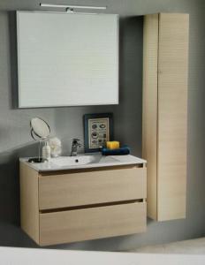 łazienka z umywalką i lustrem w obiekcie Alessi Suites & Studio w mieście Mazzarino