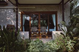 Palm Pran Resort外面的花园