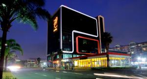 un edificio con un gran cartel en él por la noche en Coastlands Umhlanga Hotel and Convention Centre, en Durban