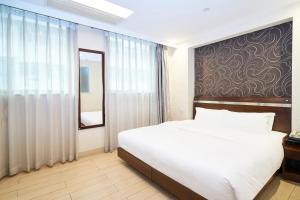 a bedroom with a large bed and a mirror at Pop Inn Mong Kok in Hong Kong