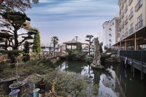 巨济巨济绿洲酒店的城市中一条有桥的小河