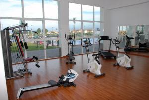 un gimnasio con varias cintas de correr y máquinas elípticas en Camping Lo Monte, en Pilar de la Horadada