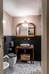 バーリにあるBozzi 1910のバスルーム(洗面台、トイレ、鏡付)
