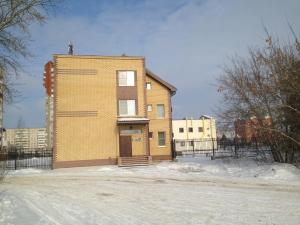ジェルジンスクにあるNa Dache Guest Houseのレンガ造りの建物