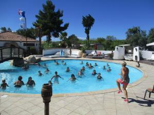 Bazén v ubytování Camping le Camarguais nebo v jeho okolí