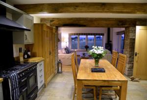 A kitchen or kitchenette at Saddleback View Cottage