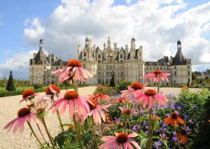 un grande castello con dei fiori davanti di Fleur de Lys a Mer