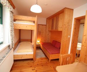 Tempat tidur susun dalam kamar di Ferienhof Stanzl