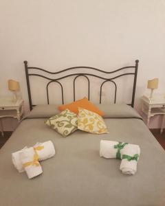 1 cama con 4 almohadas y toallas en Cosy House, en Florencia