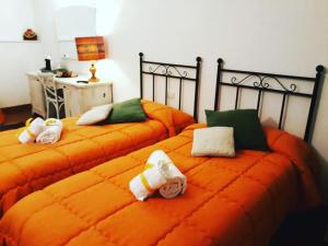 two twin beds sitting next to each other in a room at Cosy House in Florence