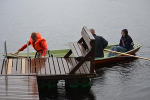 eine Gruppe von Menschen in einem Boot auf dem Wasser in der Unterkunft Villa Leppäkerttu in Enonkoski