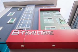 un edificio con un cartello per un hotel di B-your home Hotel Donmueang Airport Bangkok -SHA Certified SHA Plus a Bangkok