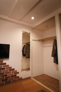 una cabina armadio con TV e scale di Hotel Yumeya a Fukuoka