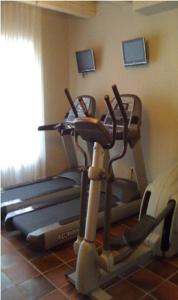 een fitnessruimte met cardio-apparatuur in een kamer bij La Posada del Rancho in Segovia