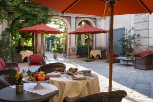 - une table avec un bol de fruits sur la terrasse dans l'établissement Palazzo Margherita, à Bernalda