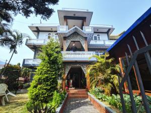 Un jardín fuera de Pokhara Backpackers Hostel